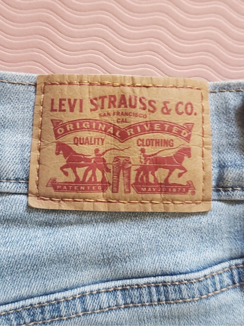 Levi's Women's Mid-Length Denim Shorts Light Wash Size 30 Classic Casual Summer - Picture 3 of 16
